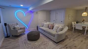 Smart TV, fireplace, books, stereo