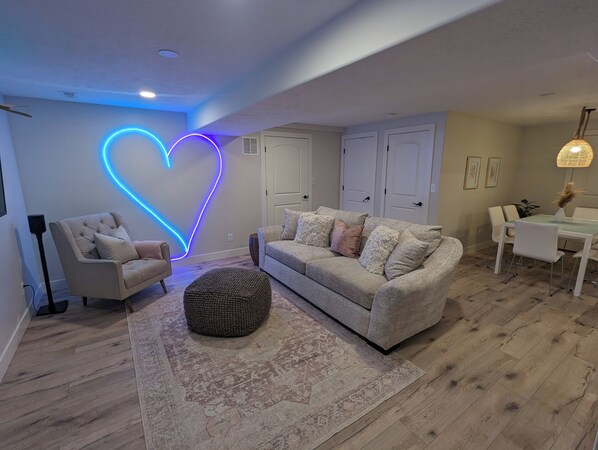 Smart TV, fireplace, books, stereo