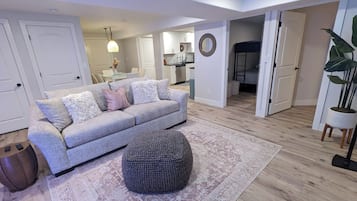 Smart TV, fireplace, books, stereo