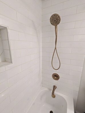 Sèche-cheveux, serviettes fournies, savon, shampoing