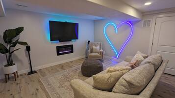 Smart TV, fireplace, books, stereo