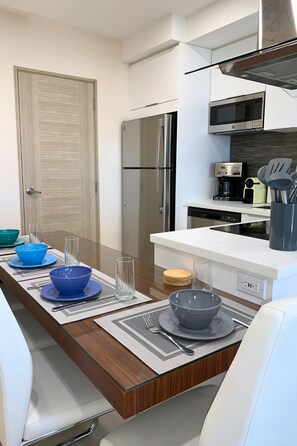 Kylskåp, mikrovågsugn, ugn och spishäll