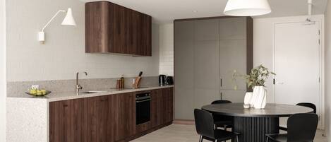 Réfrigérateur, micro-ondes, four, plaque de cuisson