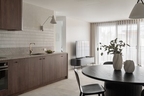 Køleskab, mikrobølgeovn, ovn, kogeplade