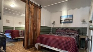 2 bedrooms, travel crib, WiFi (free), bed sheets