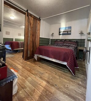2 bedrooms, travel crib, WiFi (free), bed sheets