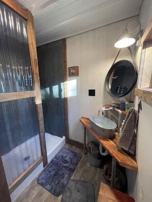 Douche, sèche-cheveux, serviettes fournies, savon