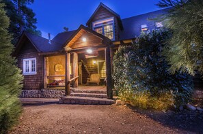 Exterior - A spacious mountain lodge rich in history that’s perfect for all ages to experience a unique mountain vacation in a beautiful forest setting (Twin Peaks)