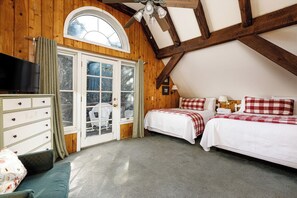 7 bedrooms, iron/ironing board, WiFi, bed sheets - A spacious mountain lodge rich in history that’s perfect for all ages to experience a unique mountain vacation in a beautiful forest setting (Twin Peaks)