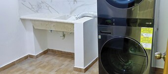 Comfortable and luxurious apartment with swimming pool, 3 minutes from jumbo supermarket.
