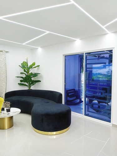 Comfortable and luxurious apartment with swimming pool, 3 minutes from jumbo supermarket. 