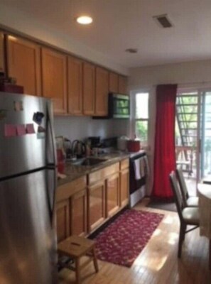 Microwave, oven, stovetop - Charm and Comfort in Capitol Hill
(Washington)