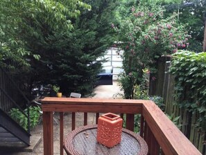 Property grounds - Charm and Comfort in Capitol Hill
(Washington)