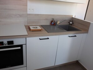 Kylskåp, mikrovågsugn, ugn och spishäll