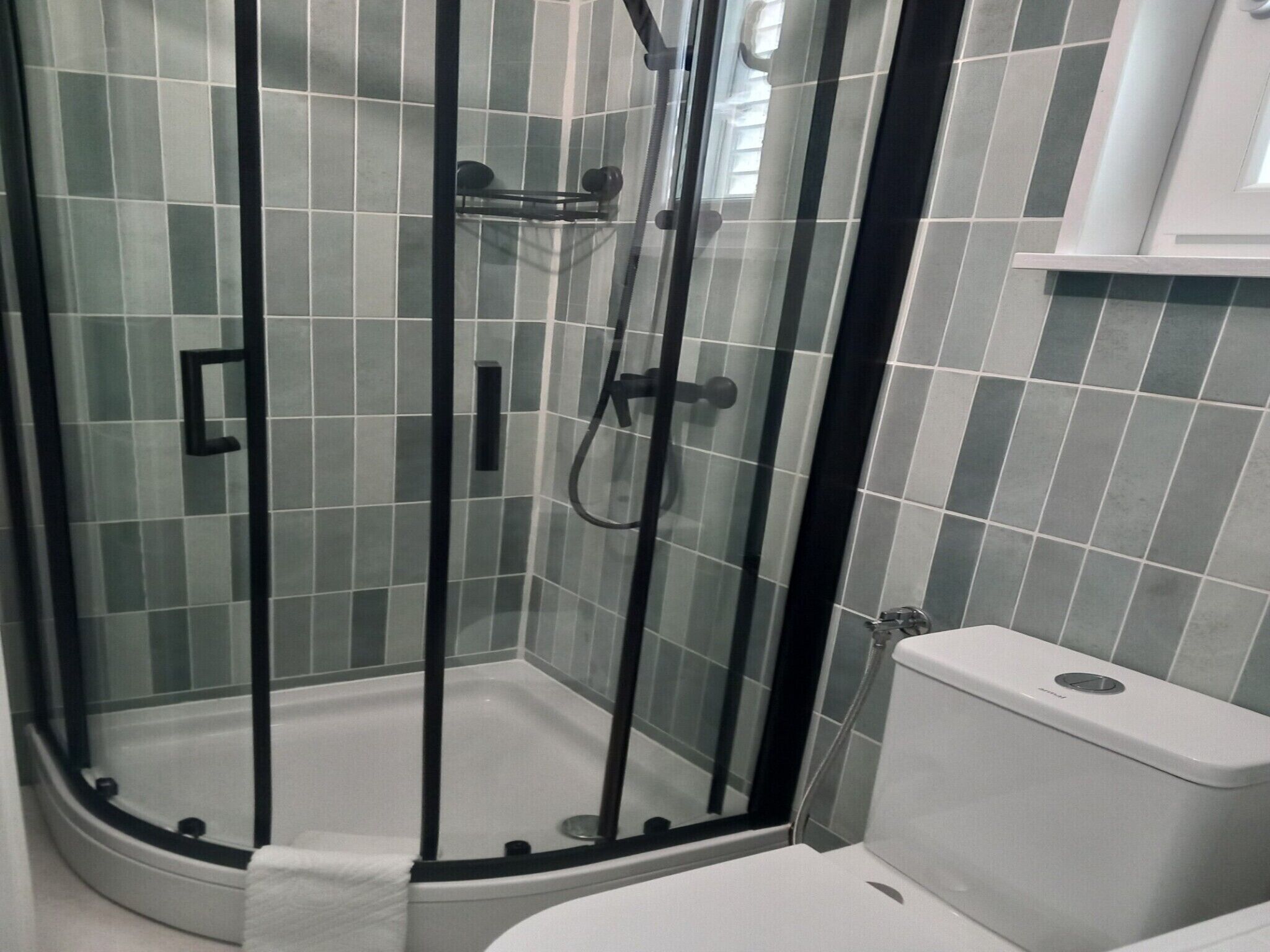 Een douche, een haardroger, handdoeken