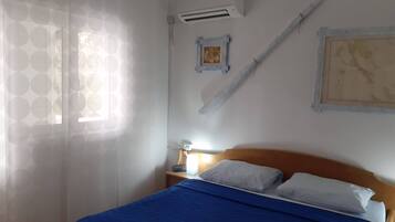 Tabla de planchar con plancha, acceso a internet y ropa de cama