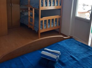 Tabla de planchar con plancha, internet y ropa de cama 