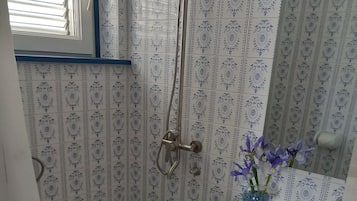 Suihku, hiustenkuivaaja, pyyhkeet