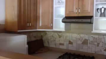 Refrigerador, horno, parrilla de estufa y cafetera y tetera