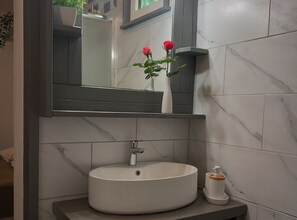 Suihku, hiustenkuivaaja, pyyhkeet