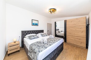 2 bedrooms, iron/ironing board, Internet, bed sheets