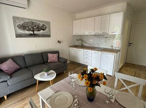 TV - Apartment & Rooms Papa - Two Bedroom Apartment with Balcony and Partial Sea View (Srebreno)