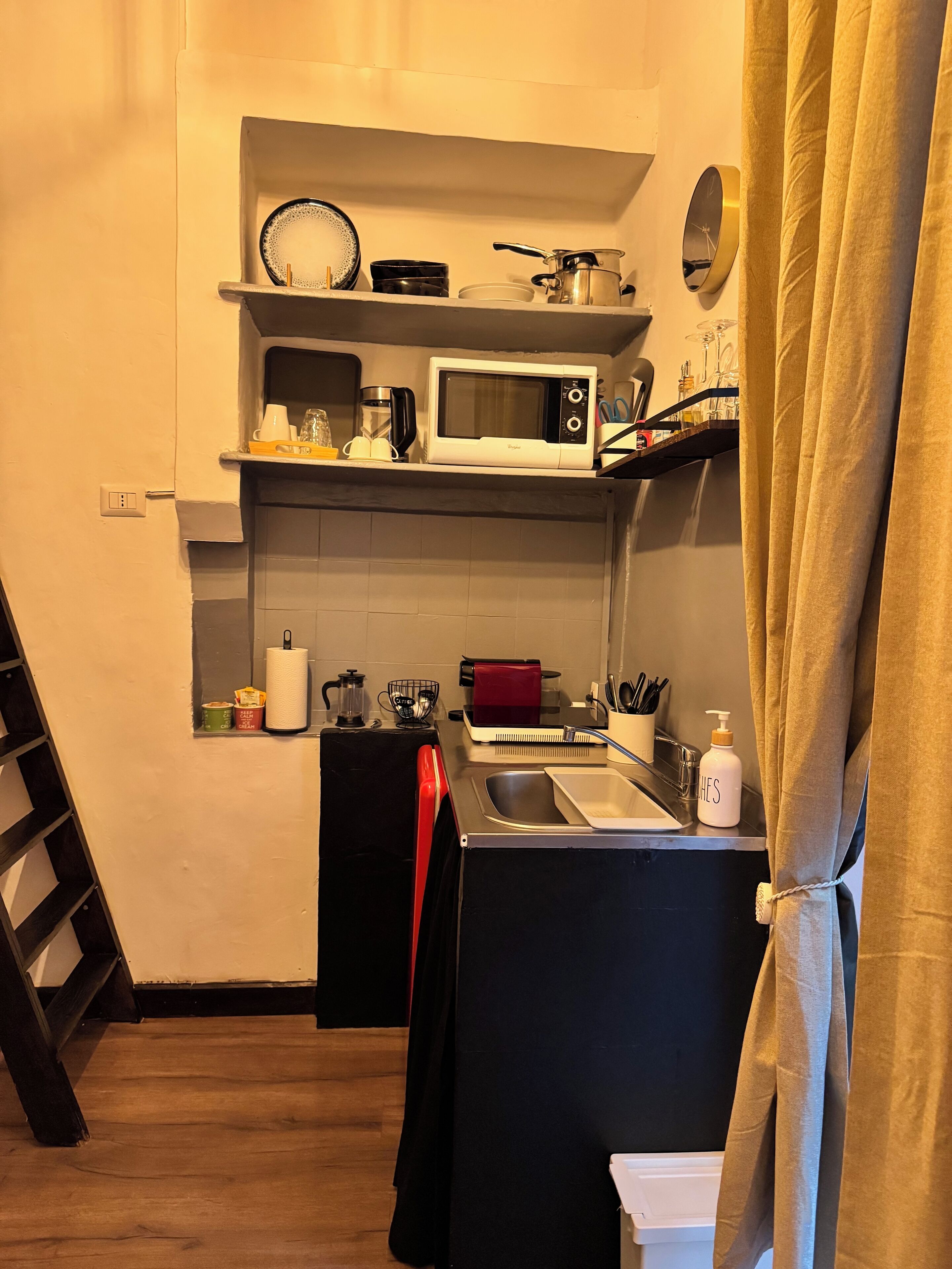 Frigorifero, microonde, piano cottura, macchina per tè/caffè