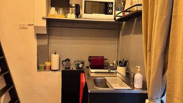 Frigorifero, microonde, piano cottura, macchina per tè/caffè