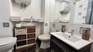 Dusch, hårtork, bidé och handdukar