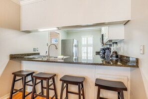 Fridge, microwave, stovetop, dishwasher - Mobile Townhome Near University of South Alabama! (Mobile)