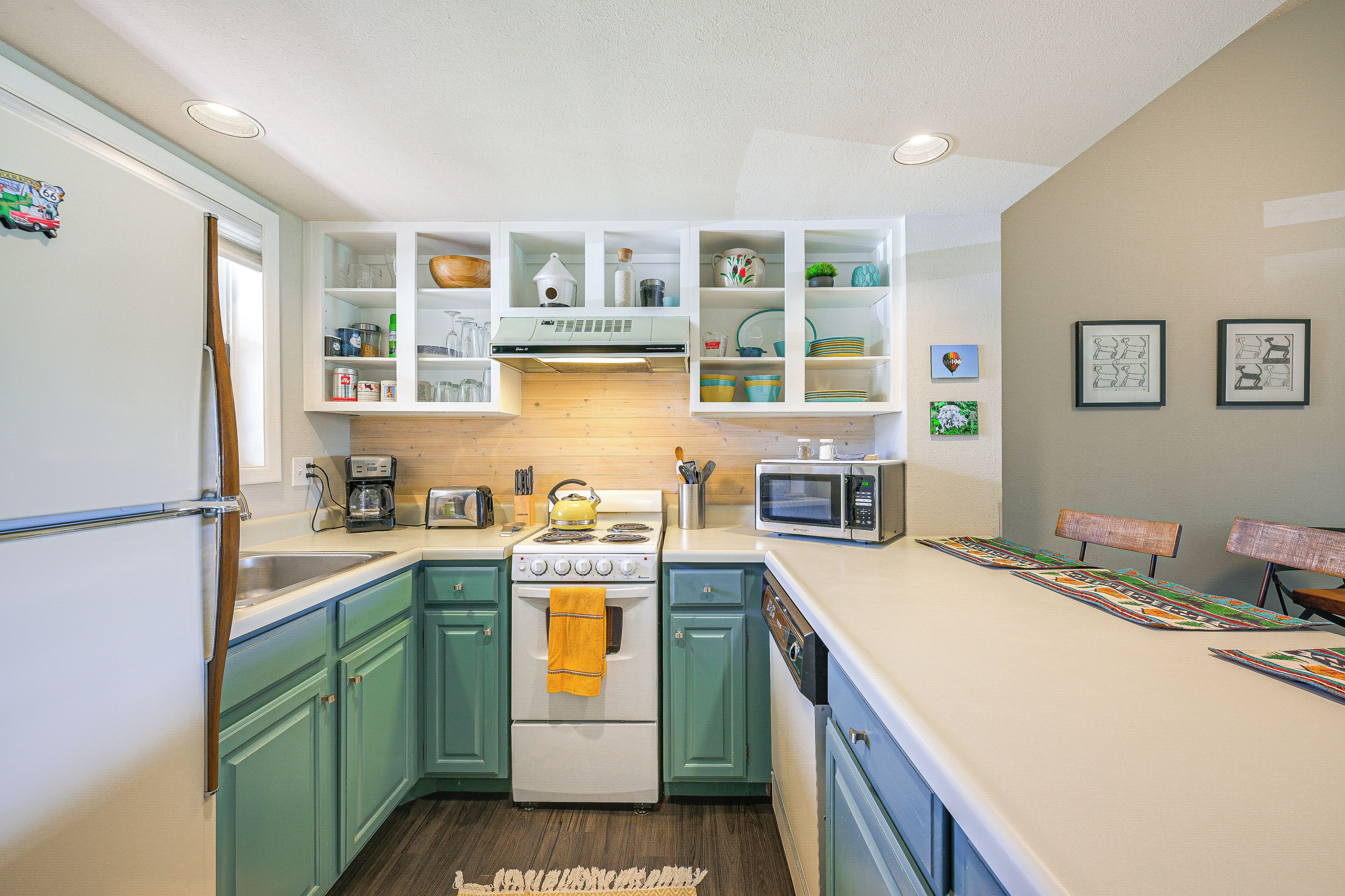 Fridge, microwave, stovetop, dishwasher