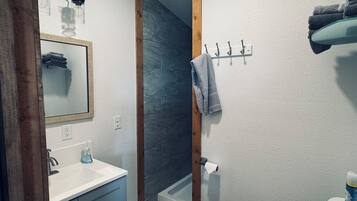 Douche, sĂšche-cheveux, serviettes fournies, savon