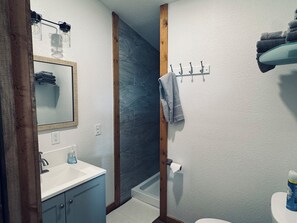 Dusche, Haartrockner, Handtücher, Seife