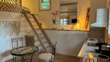 Réfrigérateur, micro-ondes, plaque de cuisson, cafetiÚre/bouilloire