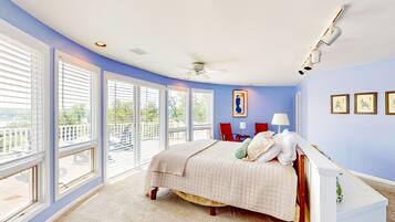 4 bedrooms, iron/ironing board, internet, bed sheets