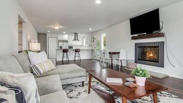 Smart TV, chimenea y libros