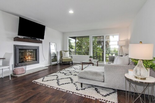 Downtown Kirkland - Modern 3rd Street Retreat
