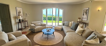 Superb villa in Cannes with sea views and pool. 