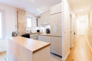 Kjøleskap, mikrobølgeovn, ovn og kokeplater