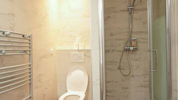 Douche, sèche-cheveux, serviettes fournies