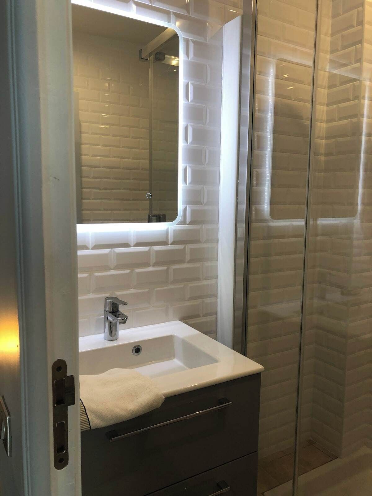 Douche, séchoir à cheveux, serviettes fournies