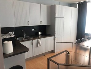 Kylskåp, mikrovågsugn, spishäll och diskmaskin