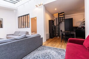 TV, offices - Loft House 3 BR Bastille, Marais AC by LCC Agency (Paris)