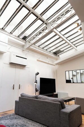 TV, offices - Loft House 3 BR Bastille, Marais AC by LCC Agency (Paris)