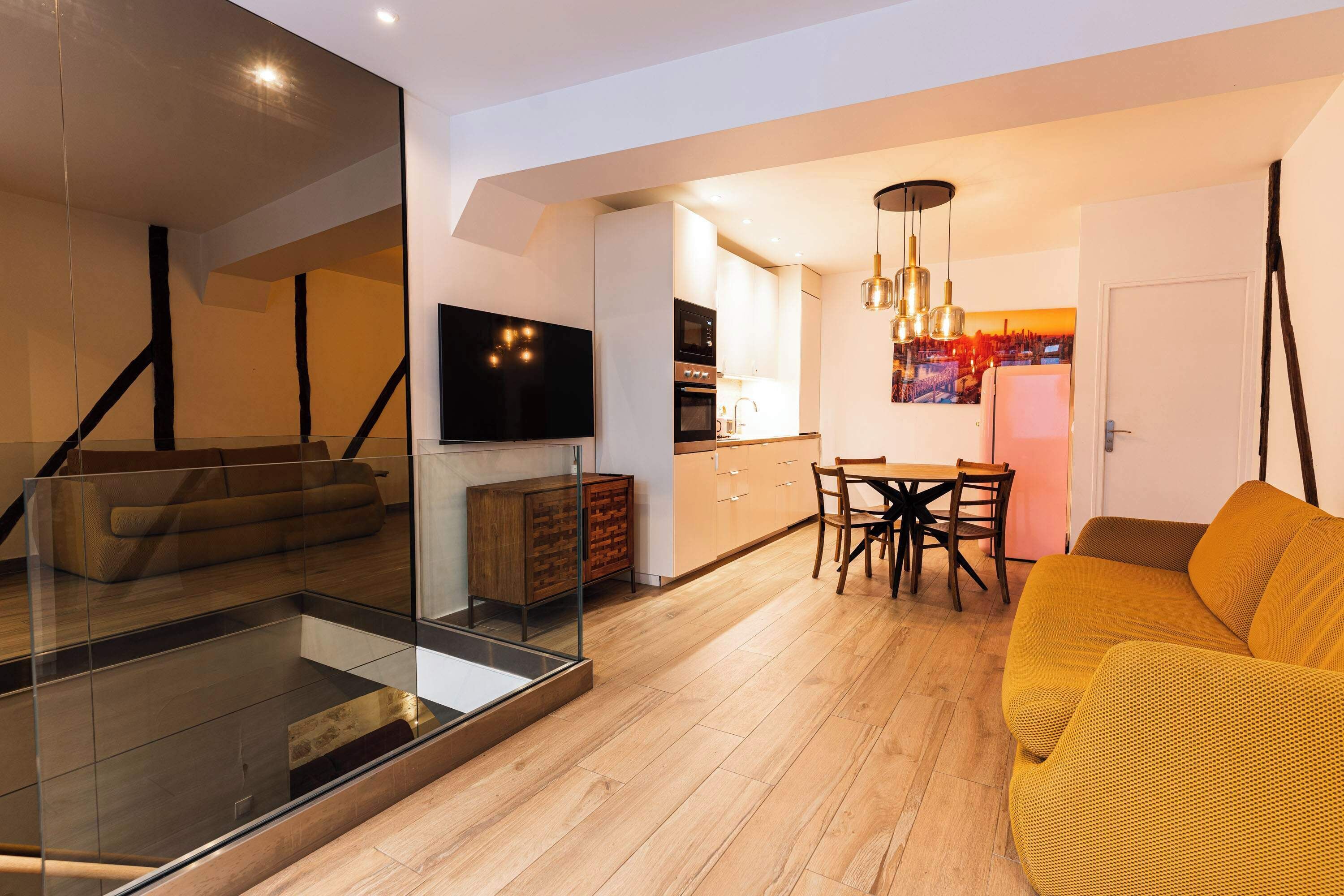 Een modern appartement met een woonkamer, keuken en een eethoek.
