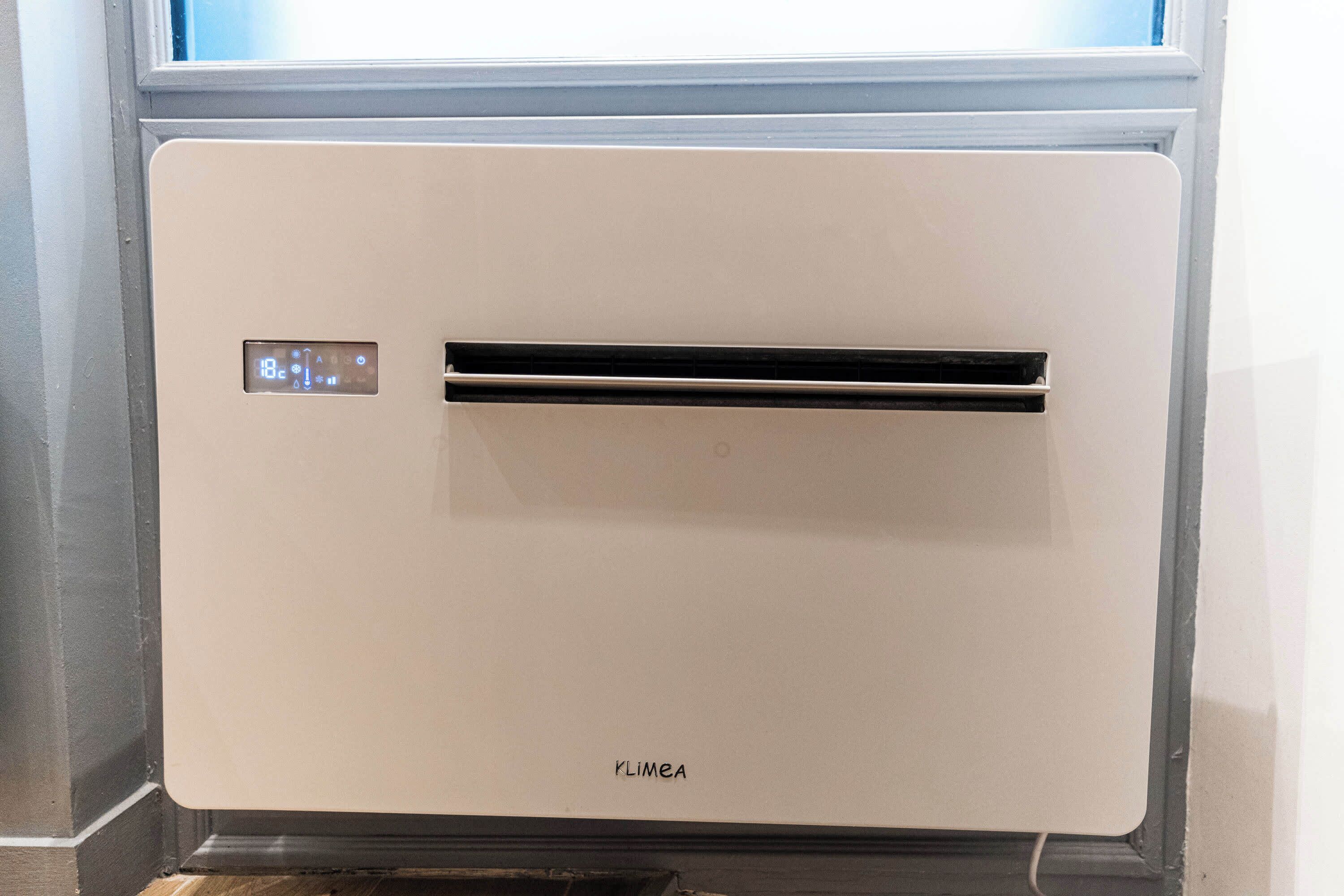 Un condizionatore d'aria bianco con display digitale e il marchio 'LIMEA' sulla facciata.