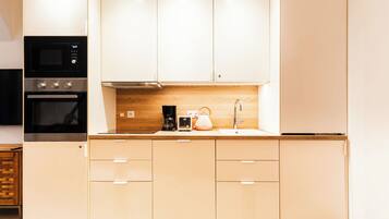 Køleskab, mikrobølgeovn, ovn, kogeplade