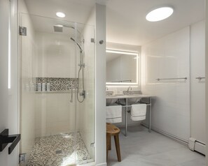 Dusche, Haartrockner, Handtücher, Seife
