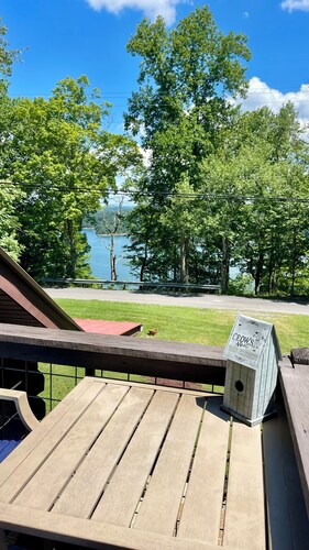 Lake View Loft
Cabin is only 2 miles from Wolf Creek Marina, 
Lake Cumberland KY