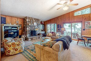 TV, fireplace, DVD player - Charming 5BR Lake Home, Dog-friendly, with a full bar, Kayaks, Gas Grill, & WIFI (Rhinelander)